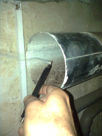 detekce obráceného komínového tahu pomocí kouřové tužky - hrozí únik jedovatého CO